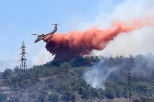 Η νότια Ευρώπη στις φλόγες: Εκκενώσεις, καύσωνας και μάχη με τον χρόνο για τους πυροσβέστες