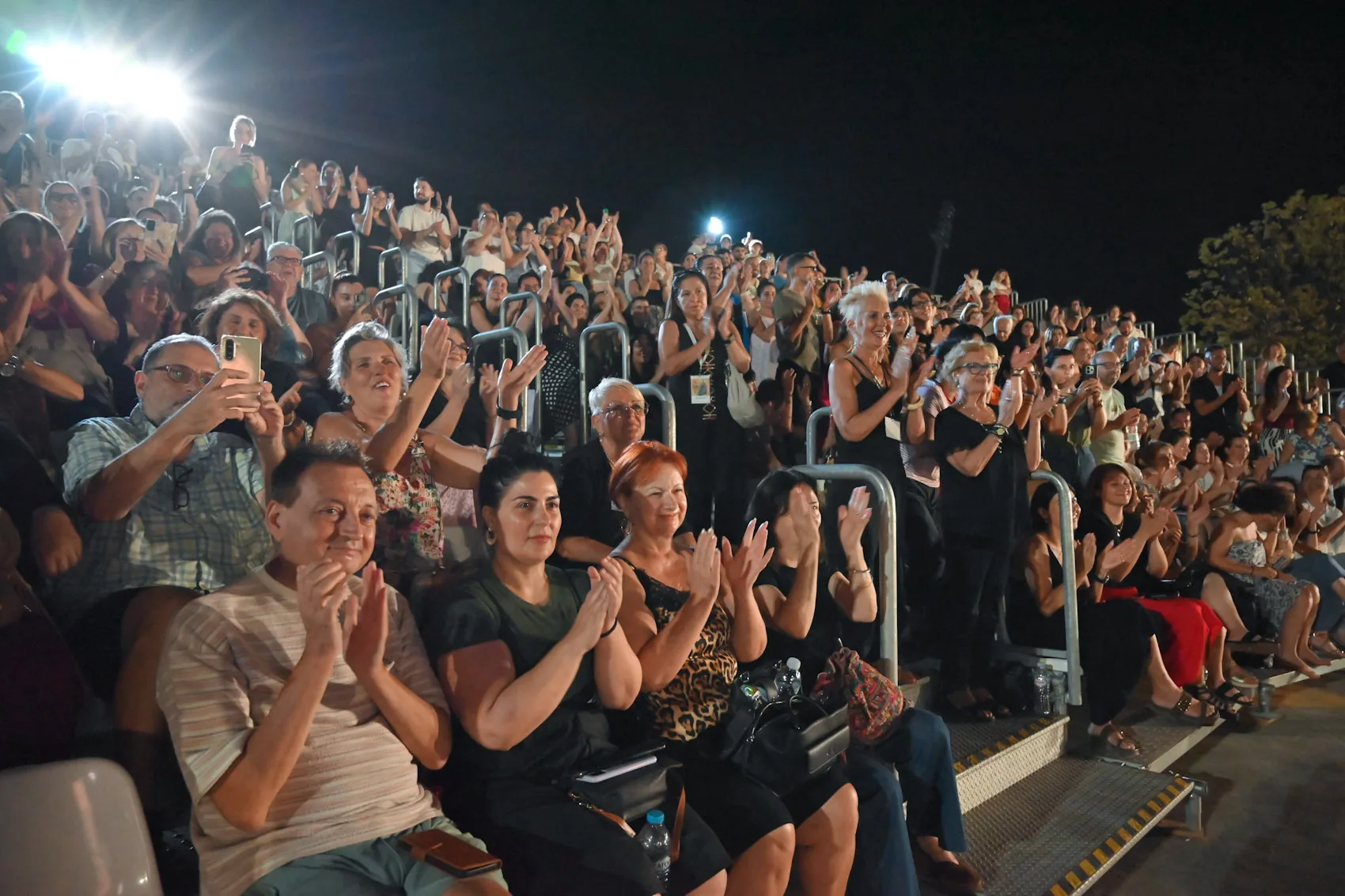«Στρακαστρούκες»: Ο Δημήτρης Σαμόλης έκανε τον πόνο τραγούδι και τη σιωπή έκρηξη «Στρακαστρούκες»: Ο Δημήτρης Σαμόλης έκανε τον πόνο τραγούδι και τη σιωπή έκρηξη