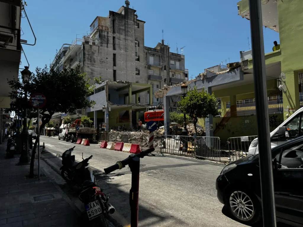 Πάτρα: Η κατεδάφιση στο Στρούμπειο ήρθε μετά από 9 χρόνια ΦΩΤΟ