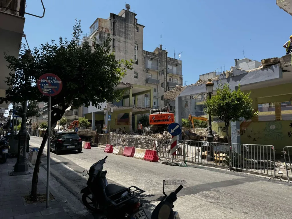 Πάτρα: Η κατεδάφιση στο Στρούμπειο ήρθε μετά από 9 χρόνια ΦΩΤΟ