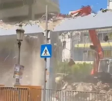 Πάτρα: Ξεκίνησαν οι κατεδαφίσεις στο Στρούμπειο – Έγιναν trend τα γκρεμίσματα στα social media ΒΙΝΤΕΟ