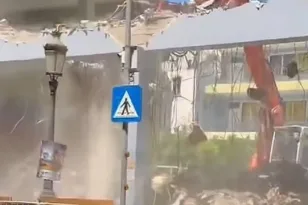 Πάτρα: Ξεκίνησαν οι κατεδαφίσεις στο Στρούμπειο – Έγιναν trend τα γκρεμίσματα στα social media ΒΙΝΤΕΟ