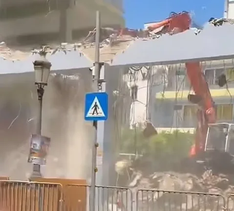 Πάτρα: Ξεκίνησαν οι κατεδαφίσεις στο Στρούμπειο – Έγιναν trend τα γκρεμίσματα στα social media ΒΙΝΤΕΟ