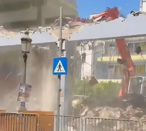 Πάτρα: Ξεκίνησαν οι κατεδαφίσεις στο Στρούμπειο – Έγιναν trend τα γκρεμίσματα στα social media ΒΙΝΤΕΟ