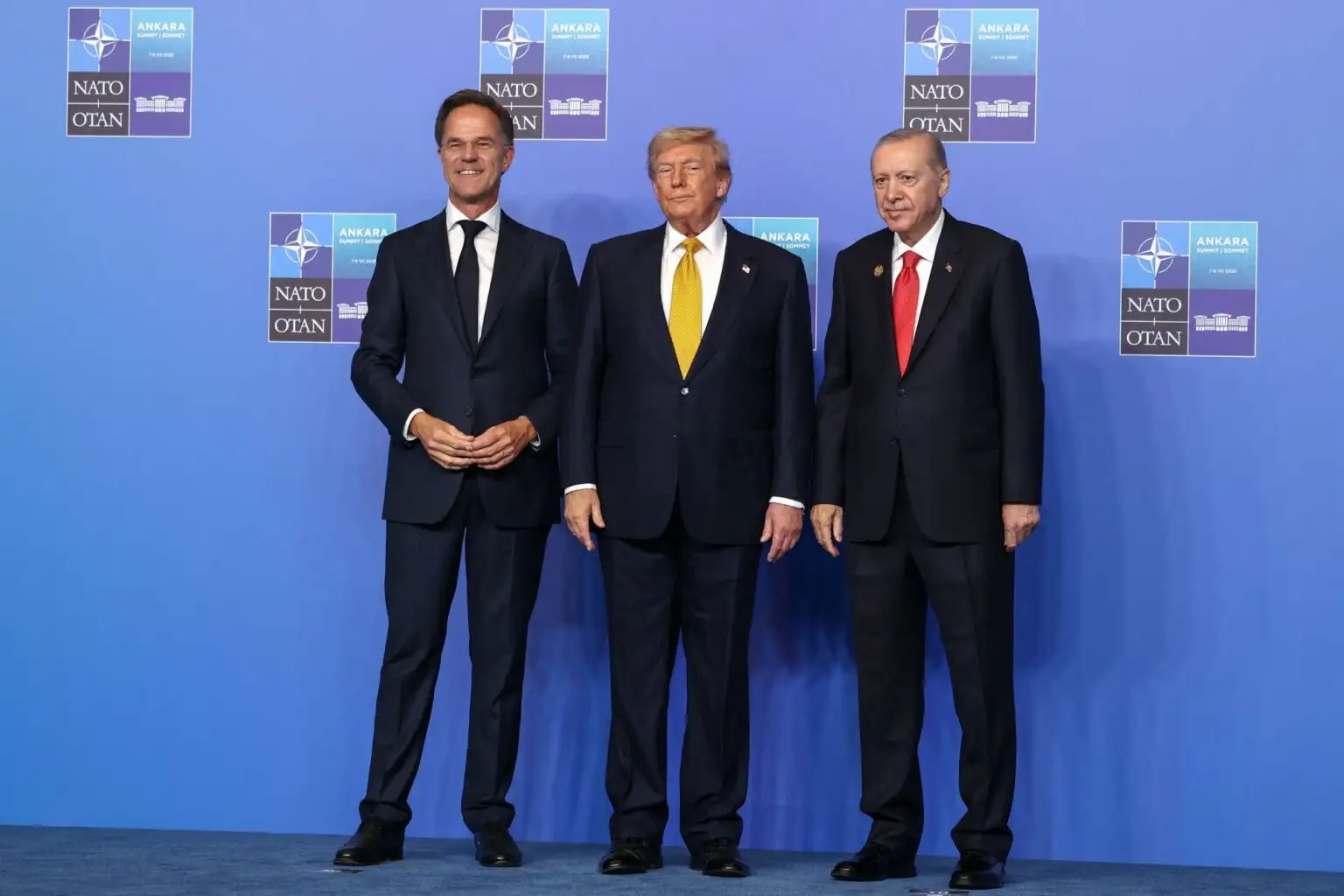 Τα «πηγαδάκια» της Συνόδου του ΝΑΤΟ: Τα στυλό, τα sneakers του Ράμα και το βλέμμα της Μελόνι στον Τραμπ