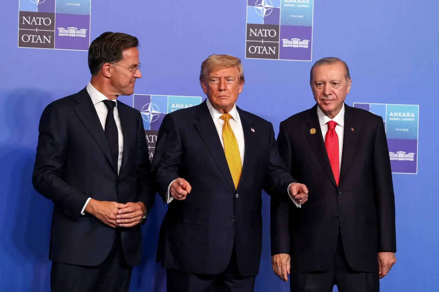 Τα «πηγαδάκια» της Συνόδου του ΝΑΤΟ: Τα στυλό, τα sneakers του Ράμα και το βλέμμα της Μελόνι στον Τραμπ