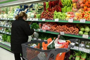 Μειώσεις σε 1.898 κωδικούς βλέπει η Αρχή – Τι απαντά για τη λίστα προϊόντων