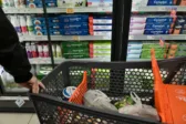 Σούπερ μάρκετ: Πωλήσεις 5,75 δισ. ευρώ το πρώτο πεντάμηνο – Τι βάζουν περισσότερο οι καταναλωτές στο καλάθι