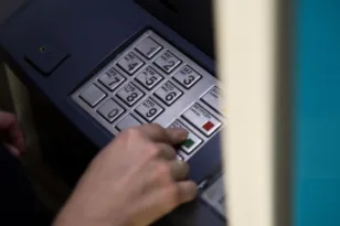 Συντάξεις Αυγούστου: Οι δύο ημερομηνίες πληρωμής και ποιοι πάνε πρώτοι στα ΑΤΜ