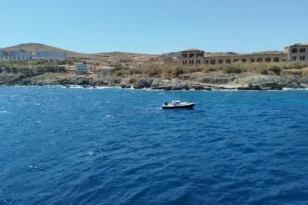 Σύρος: Βούτηξε στη θάλασσα και έσωσε εγκλωβισμένη χελώνα – Η επιχείρηση στο λιμάνι της Ερμούπολης ΒΙΝΤΕΟ