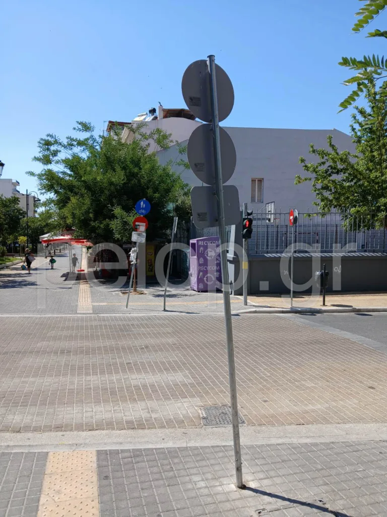 Πάτρα: Ξηλώνουν τις πινακίδες στην Τριών Ναυάρχων - Περίοικοι καταγγέλλουν οργανωμένο σχέδιο βανδαλισμών