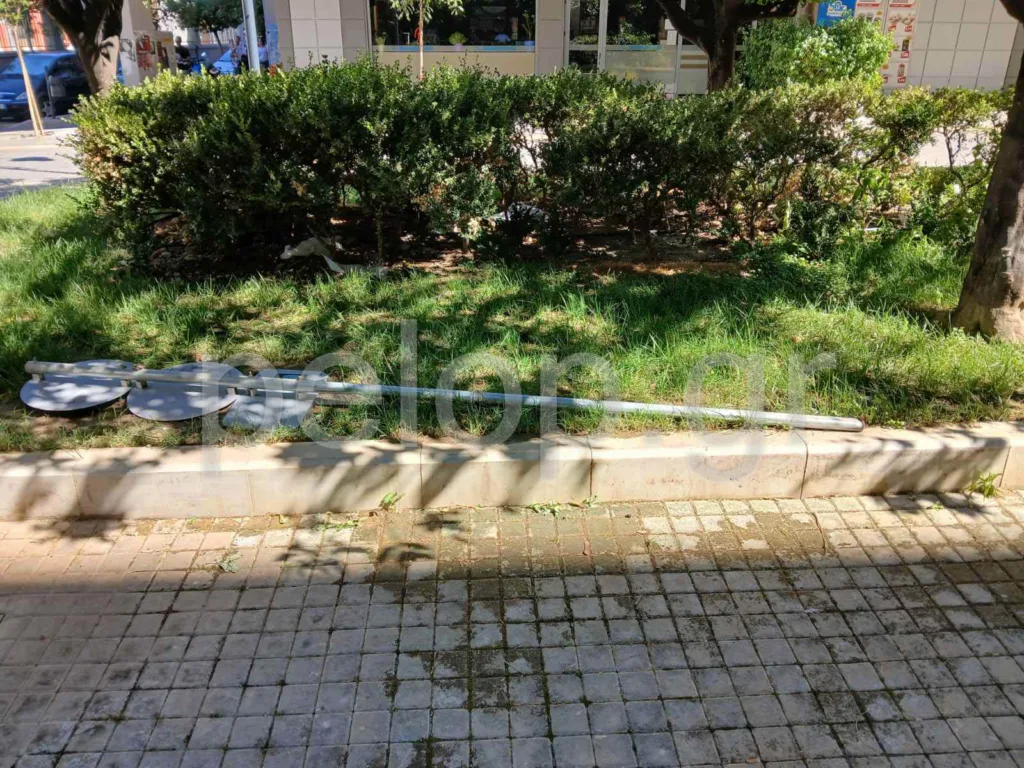 Πάτρα: Ξηλώνουν τις πινακίδες στην Τριών Ναυάρχων - Περίοικοι καταγγέλλουν οργανωμένο σχέδιο βανδαλισμών Πάτρα: Ξηλώνουν τις πινακίδες στην Τριών Ναυάρχων - Περίοικοι καταγγέλλουν οργανωμένο σχέδιο βανδαλισμών