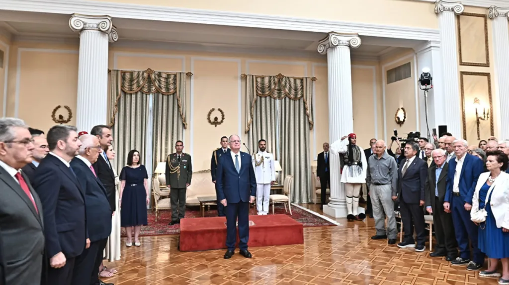 Τασούλας στη δεξίωση για την 52η επέτειο αποκατάστασης της Δημοκρατίας: «Γαλάζια είναι η πατρίδα της Ελλάδας» Τασούλας στη δεξίωση για την 52η επέτειο αποκατάστασης της Δημοκρατίας: «Γαλάζια είναι η πατρίδα της Ελλάδας»