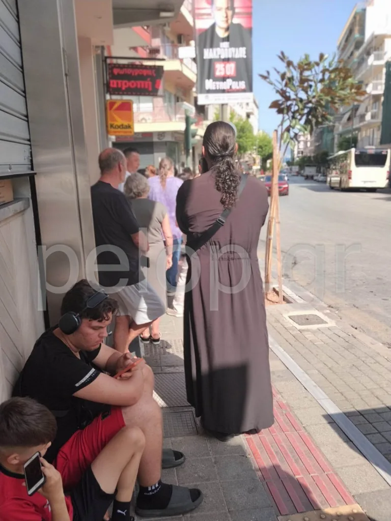 Πάτρα: Ουρές από τα χαράματα από πολέμιους των νέων ταυτοτήτων ΦΩΤΟ