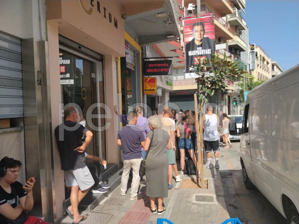 Πάτρα: Ουρές από τα χαράματα από πολέμιους των νέων ταυτοτήτων ΦΩΤΟ