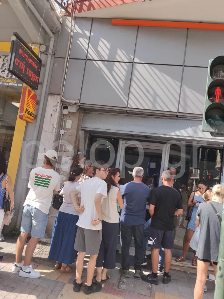 Πάτρα: Ουρές από τα χαράματα από πολέμιους των νέων ταυτοτήτων ΦΩΤΟ