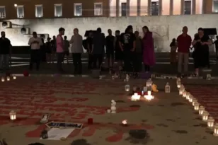 Μάτι και Τέμπη ενώθηκαν στο Σύνταγμα: Μια αγκαλιά, 104 ονόματα και κοινό αίτημα δικαιοσύνης