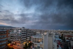 Πυρκαγιά Ωραιόκαστρο: Συναγερμός στη δυτική Θεσσαλονίκη - «Θάβουν» τις εστίες με χώμα για να περιορίσουν το τοξικό νέφος