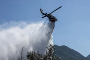 Ελικόπτερο, 6 οχήματα και 15 πυροσβέστες σε νέα φωτιά στη Θεσσαλονίκη