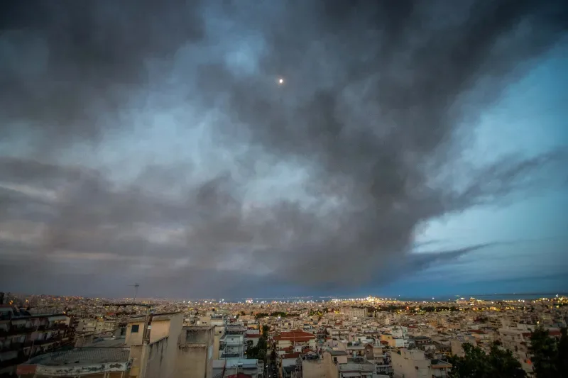 Φωτιά στο Ωραιόκαστρο: Χωρίς ενεργό μέτωπο στο δάσος – Τοξικό νέφος κάλυψε τη Θεσσαλονίκη, πού απαγορεύεται η κυκλοφορία ΦΩΤΟ Φωτιά στο Ωραιόκαστρο: Χωρίς ενεργό μέτωπο στο δάσος – Τοξικό νέφος κάλυψε τη Θεσσαλονίκη, πού απαγορεύεται η κυκλοφορία ΦΩΤΟ
