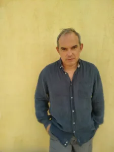 «Το κορίτσι που επιμένει» επιστρέφει στην Πάτρα: Από το act και την Κύπρο, στη σκηνή του ΔΗΠΕΘΕ Τηλέμαχος Τσαρδάκας