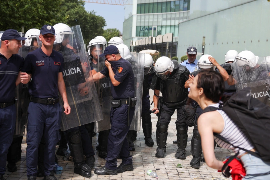 Χάος στα Τίρανα: Πέτρες, δακρυγόνα και υδροφόρες έξω από το αλβανικό Κοινοβούλιο