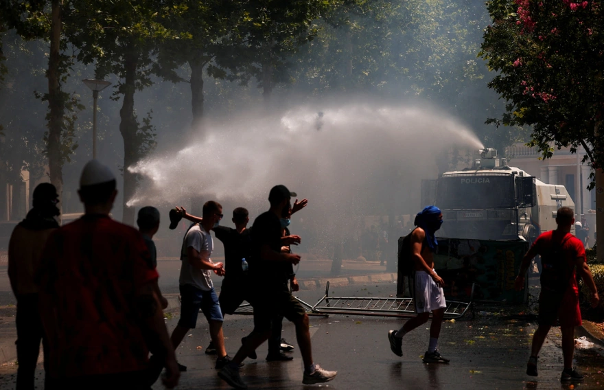 Χάος στα Τίρανα: Πέτρες, δακρυγόνα και υδροφόρες έξω από το αλβανικό Κοινοβούλιο