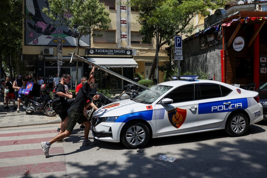 Χάος στα Τίρανα: Πέτρες, δακρυγόνα και υδροφόρες έξω από το αλβανικό Κοινοβούλιο
