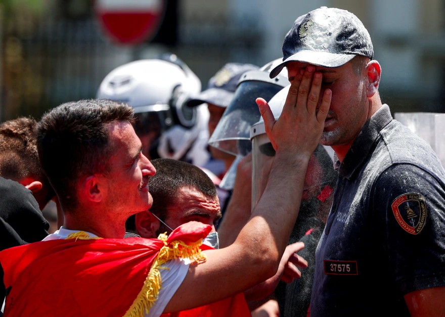 Χάος στα Τίρανα: Πέτρες, δακρυγόνα και υδροφόρες έξω από το αλβανικό Κοινοβούλιο
