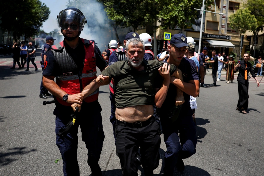 Χάος στα Τίρανα: Πέτρες, δακρυγόνα και υδροφόρες έξω από το αλβανικό Κοινοβούλιο