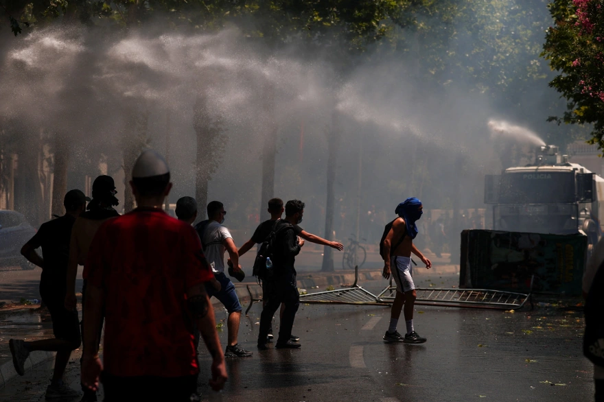 Χάος στα Τίρανα: Πέτρες, δακρυγόνα και υδροφόρες έξω από το αλβανικό Κοινοβούλιο