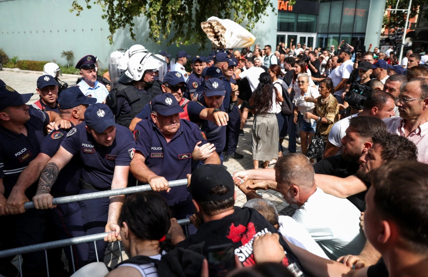 Χάος στα Τίρανα: Πέτρες, δακρυγόνα και υδροφόρες έξω από το αλβανικό Κοινοβούλιο Χάος στα Τίρανα: Πέτρες, δακρυγόνα και υδροφόρες έξω από το αλβανικό Κοινοβούλιο