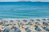 Παραθεριστές σε ελληνικό προορισμό ενόψει των αιτήσεων για το πρόγραμμα Τουρισμός για Όλους 2026-2027