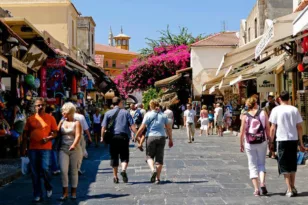 Τουρισμός: Κοσμοσυρροή έως τον Οκτώβριο και επέκταση της σεζόν