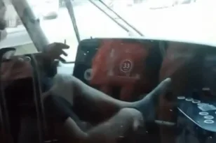 Σάλος με οδηγό τραμ: Οδηγούσε με τα πόδια στην κονσόλα και κάπνιζε, παραπέμπεται πειθαρχικά