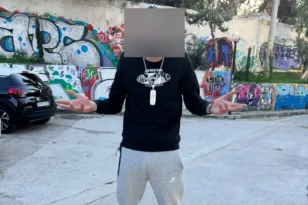 Τράπερ, γιος γνωστού ηθοποιού, συνελήφθη στη Νέα Σμύρνη – Παράτησε τη μηχανή και προσπάθησε να διαφύγει πεζός