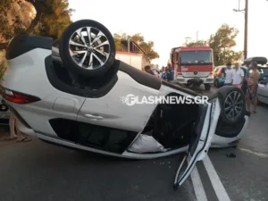 Τρομερό τροχαίο, αυτοκίνητο ήρθε τούμπα, χρειάστηκαν 7 πυροσβέστες να απεγκλωβίσουν τον οδηγό, ΦΩΤΟ