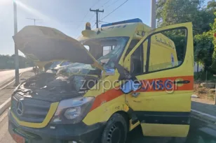 Χανιά: Η στιγμή που συγκρούεται και αμέσως τουμπάρει το ασθενοφόρο ΒΙΝΤΕΟ-ΣΟΚ
