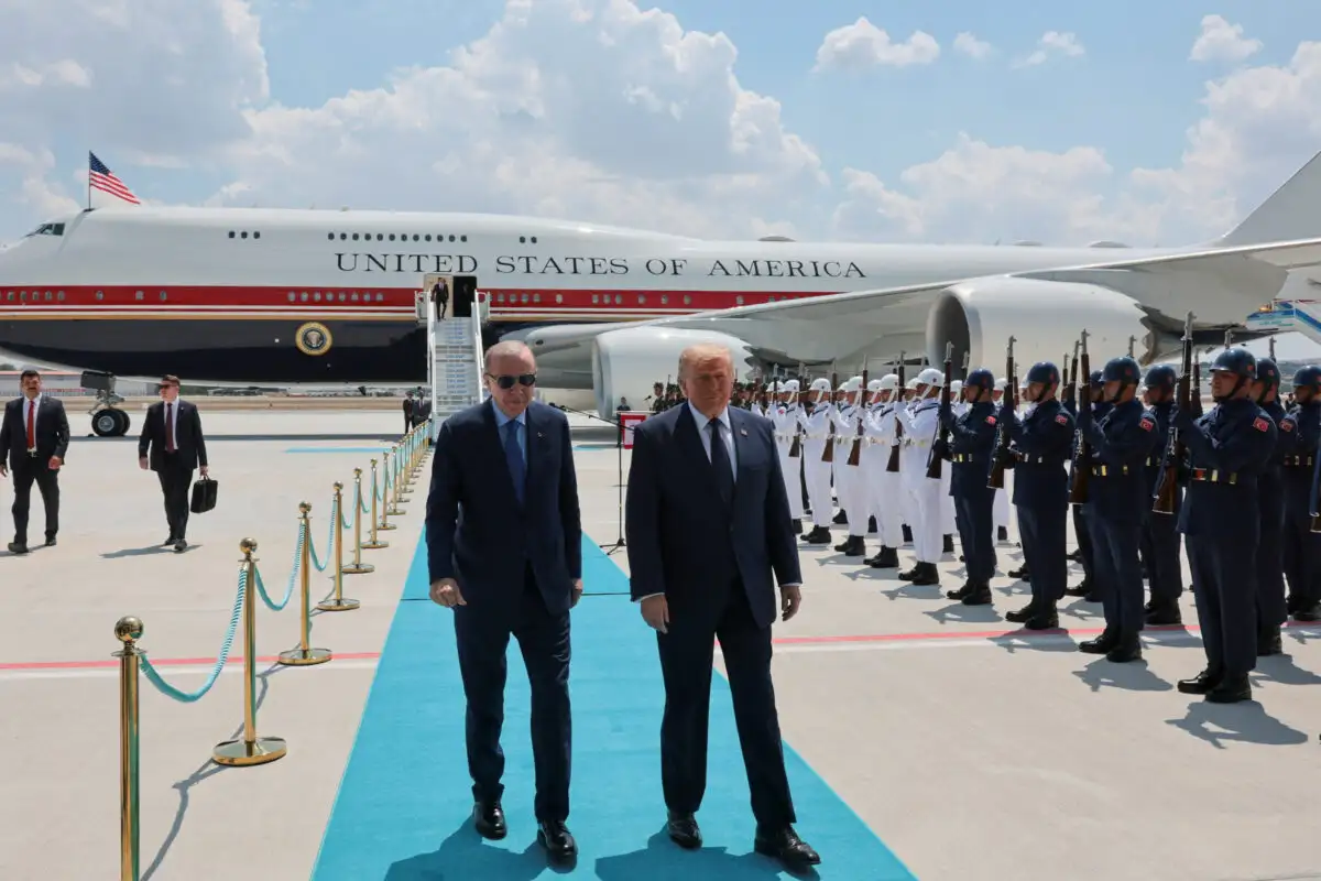 Ο Ερντογάν περίμενε τον Τραμπ στο αεροδρόμιο – Η άφιξη στην Άγκυρα για τη Σύνοδο του ΝΑΤΟ