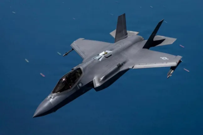 Μαχητικό αεροσκάφος F-35 της αμερικανικής Πολεμικής Αεροπορίας κατά τη διάρκεια πτήσης