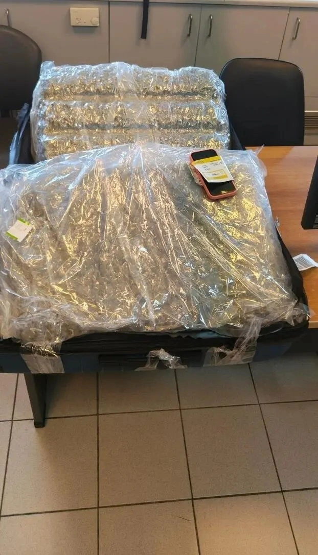 Ηράκλειο: 19,1 κιλά κάνναβης σε μία βαλίτσα – Ποιον «δείχνει» το κινητό της 22χρονης Ηράκλειο: 19,1 κιλά κάνναβης σε μία βαλίτσα – Ποιον «δείχνει» το κινητό της 22χρονης