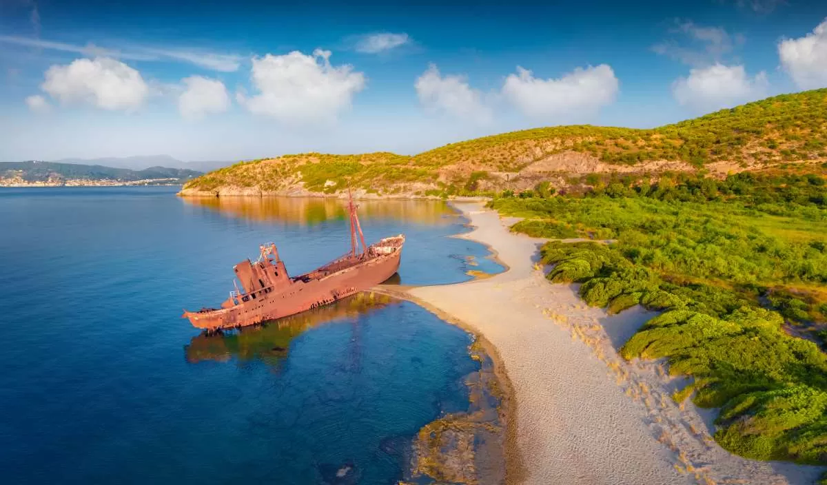 Ναυάγιο «Δημήτριος» στην παραλία Βαλτάκι κοντά στο Γύθειο στη Λακωνία