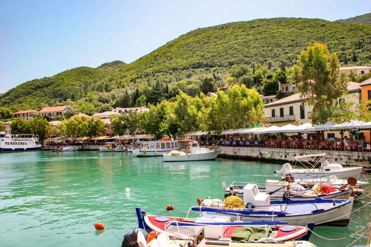 Βασιλική στη Λευκάδα με λιμάνι, ιστιοπλοϊκά και θαλασσινή ατμόσφαιρα στη νότια πλευρά του νησιού