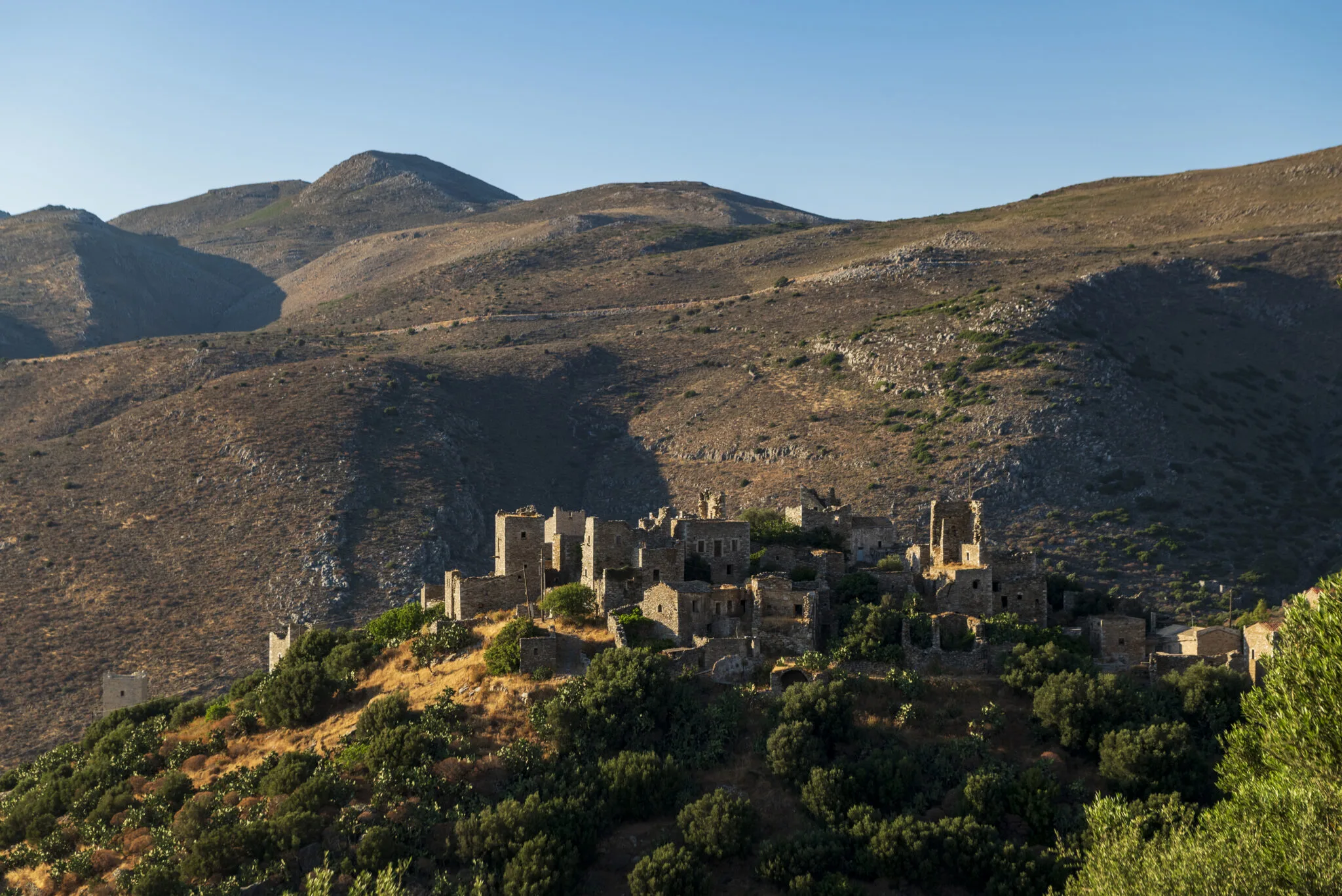5 στάσεις στην Πελοπόννησο για βουτιές, πυργόσπιτα και δροσερές πλατείες 5 στάσεις στην Πελοπόννησο για βουτιές, πυργόσπιτα και δροσερές πλατείες