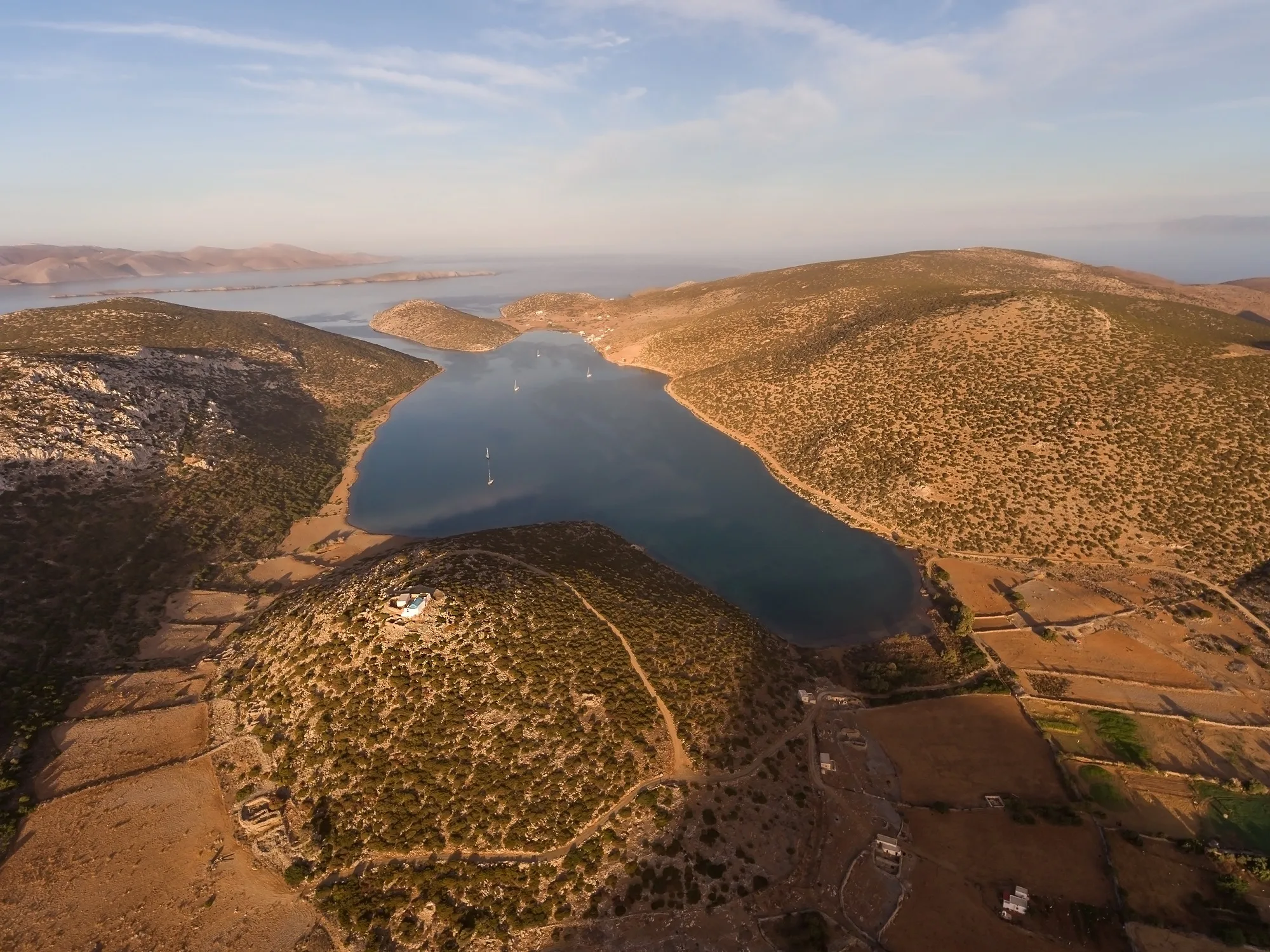Λευκή Χώρα, τιρκουάζ νερά και νύχτες κάτω από το Κάστρο – Αυτή είναι η Αστυπάλαια Λευκή Χώρα, τιρκουάζ νερά και νύχτες κάτω από το Κάστρο – Αυτή είναι η Αστυπάλαια