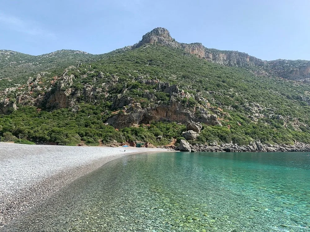 8 παραλίες της Πελοποννήσου που λίγοι γνωρίζουν: Μικροί παράδεισοι μακριά από την πολυκοσμία 8 παραλίες της Πελοποννήσου που λίγοι γνωρίζουν: Μικροί παράδεισοι μακριά από την πολυκοσμία