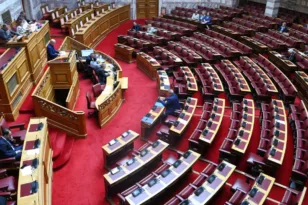 Συνταγματική Αναθεώρηση: Σφοδρή σύγκρουση ΝΔ–ΠΑΣΟΚ στη Βουλή