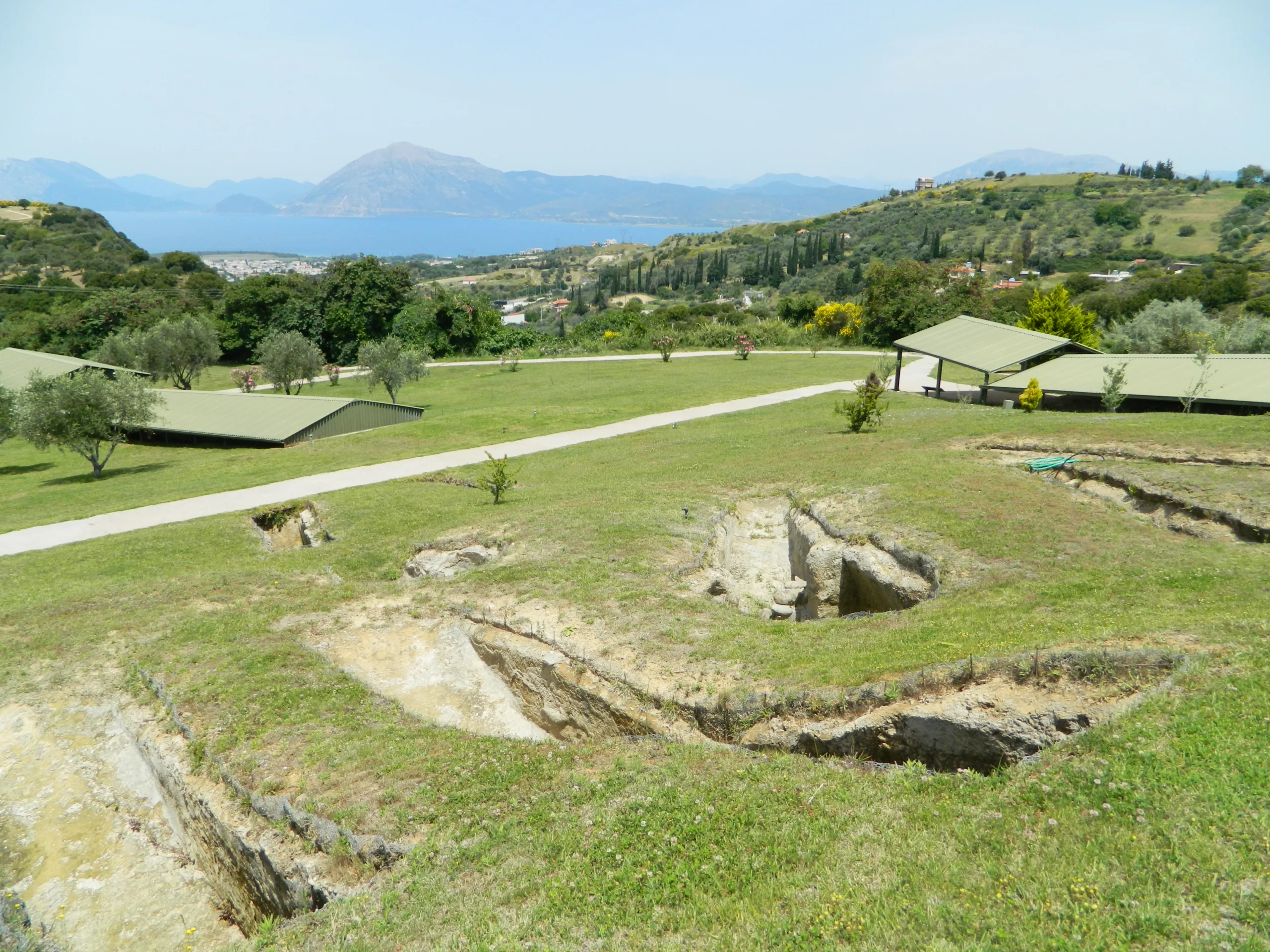 Επτά χιλιόμετρα από την Πάτρα, 3.500 χρόνια πίσω – Η Βούντενη έναν χρόνο μετά τη φωτιά Ο αρχαιολογικός χώρος της Βούντενης έναν χρόνο μετά την πυρκαγιά του Αυγούστου 2025