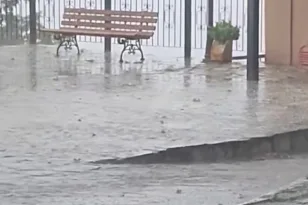 Στη Σπηλιά Κισσάβου βροχή και χαλάζι, φωτιά σε δίπλα περιοχή στη Λάρισα, ΒΙΝΤΕΟ