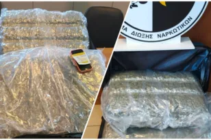 Η ανοιγμένη βαλίτσα με τις δύο συσκευασίες κάνναβης που κατέσχεσε η ΕΛ.ΑΣ. στο αεροδρόμιο Ηρακλείου